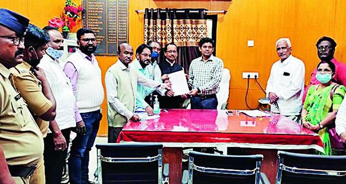 Protest against government arresting teachers seeking pension | पेन्शन मागणाऱ्या शिक्षकांना अटक करणाऱ्या शासनाचा निषेध Protest against government arresting teachers seeking pension | पेन्शन मागणाऱ्या शिक्षकांना अटक करणाऱ्या शासनाचा निषेध