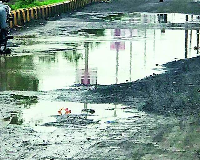 The possibility of an accident due to potholes on the road | रस्त्यावरील खड्ड्यांमुळे अपघाताची शक्यता The possibility of an accident due to potholes on the road | रस्त्यावरील खड्ड्यांमुळे अपघाताची शक्यता