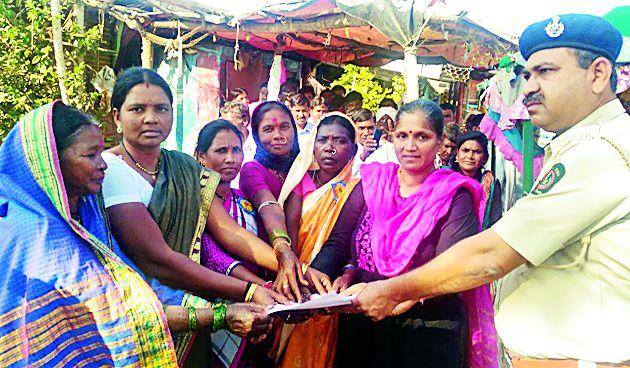 Workers collide on an elephant's ax | श्रमिक एल्गारची वनकार्यालयावर धडक