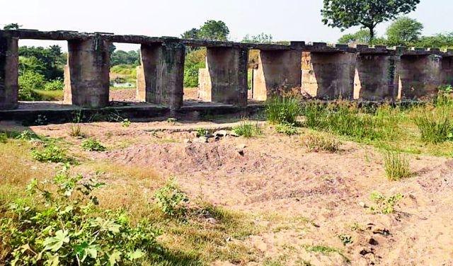 Water Resistance in Hundred Bonds in the District | जिल्ह्यातील शेकडो बंधाऱ्यात पाण्याचा ठणठणाट Water Resistance in Hundred Bonds in the District | जिल्ह्यातील शेकडो बंधाऱ्यात पाण्याचा ठणठणाट