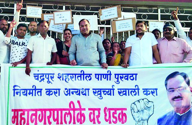 Struggling to fight for water | पाण्यासाठी मनपावर धडक मोर्चा