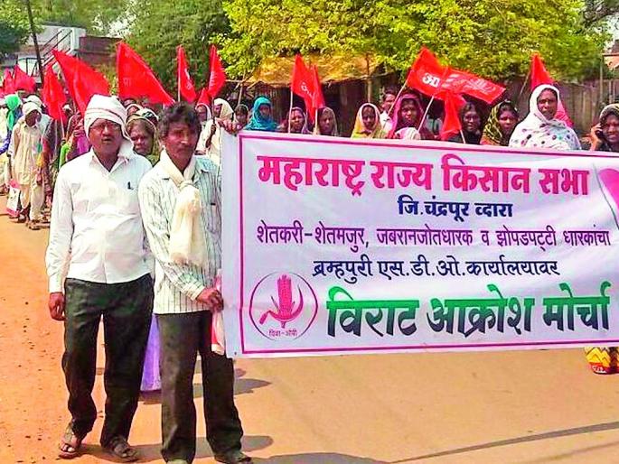 Farmers, workers of the farm workers | शेतकरी, शेतमजुरांची एसडीओ कार्यालयावर धडक Farmers, workers of the farm workers | शेतकरी, शेतमजुरांची एसडीओ कार्यालयावर धडक
