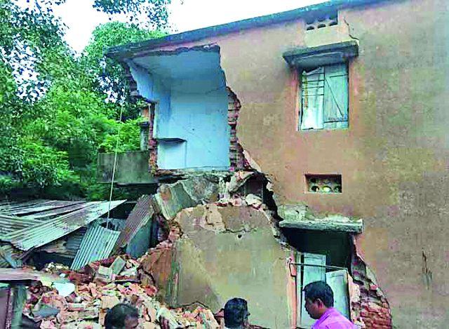 Ballarpur WCL's quarters collapsed | बल्लारपूर वेकोलिचे क्वॉर्टर कोसळले Ballarpur WCL's quarters collapsed | बल्लारपूर वेकोलिचे क्वॉर्टर कोसळले