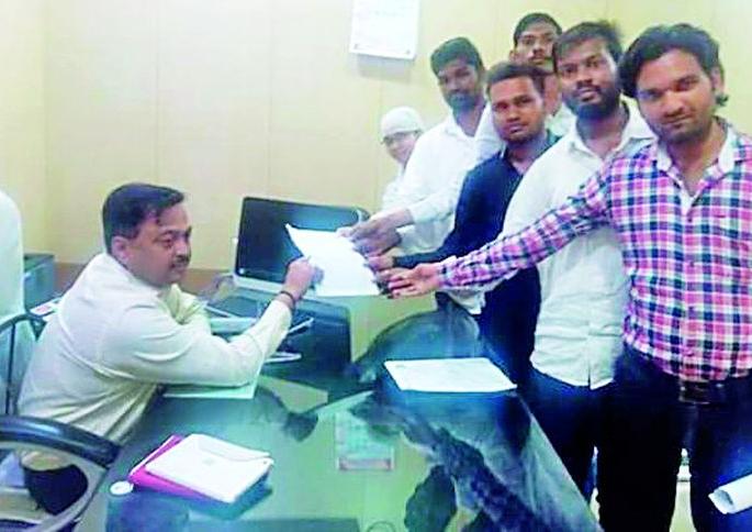 Student aggressive against dietary supplements | आहाराच्या जाचक अटीविरूद्ध विद्यार्थी आक्रमक Student aggressive against dietary supplements | आहाराच्या जाचक अटीविरूद्ध विद्यार्थी आक्रमक