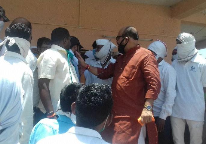 Accelerate cotton procurement- | कापूस खरेदीचा वेग वाढवा-पालकमंत्र्यांचे आदेश Accelerate cotton procurement- | कापूस खरेदीचा वेग वाढवा-पालकमंत्र्यांचे आदेश