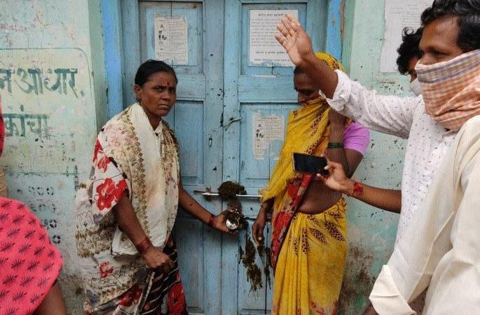 Angry women attacked Kharjai village. Pt. Avoid planting | संतप्त महिलांनी खरजई ग्रा. पं. ला लावले टाळे Angry women attacked Kharjai village. Pt. Avoid planting | संतप्त महिलांनी खरजई ग्रा. पं. ला लावले टाळे