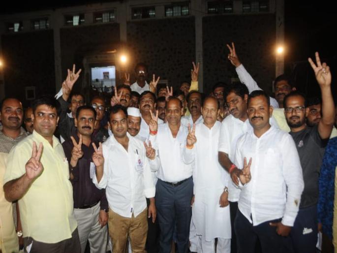 Kishor Darade wins in teacher's constituency Nashik: second place in NCP-sponsored bads; 'Elimination Round' due to non-completion of quota for winning | शिक्षक मतदारसंघात किशोर दराडे विजयी नाशिक : राष्ट्रवादी पुरस्कृत बेडसे दुसऱ्या स्थानी; विजयासाठीचा कोटा पूर्ण न झाल्याने ‘इलिमिनेशन राउण्ड’ Kishor Darade wins in teacher's constituency Nashik: second place in NCP-sponsored bads; 'Elimination Round' due to non-completion of quota for winning | शिक्षक मतदारसंघात किशोर दराडे विजयी नाशिक : राष्ट्रवादी पुरस्कृत बेडसे दुसऱ्या स्थानी; विजयासाठीचा कोटा पूर्ण न झाल्याने ‘इलिमिनेशन राउण्ड’