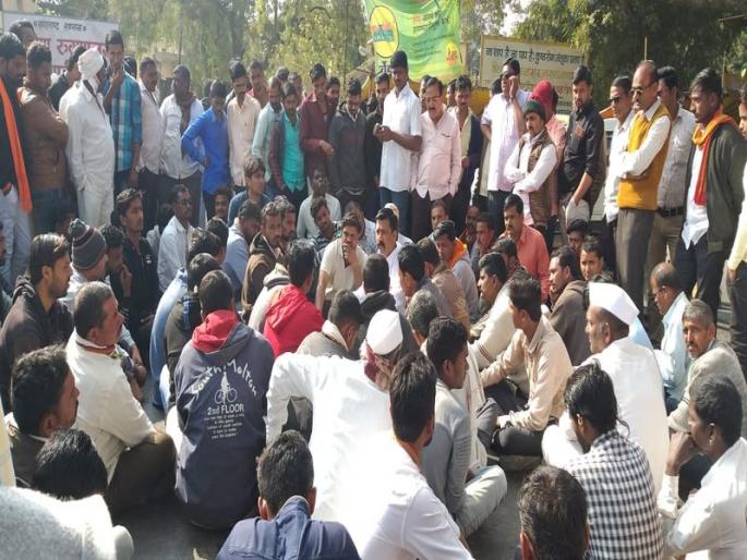 Four killed in Saraspanch and sub-district in two different accidents in Dhule district | धुळे जिल्ह्यात दोन वेगवेगळ्या अपघातांत सरपंच, उपसरपंचासह चार ठार 