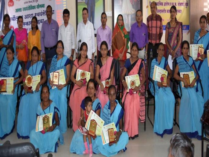 Awards to 56 Asha Workers for doing Excellent work in Dhundi | धुळ्यात उत्कृष्ट काम करणा-या ५६ आशा कर्मचा-यांना पुरस्कार Awards to 56 Asha Workers for doing Excellent work in Dhundi | धुळ्यात उत्कृष्ट काम करणा-या ५६ आशा कर्मचा-यांना पुरस्कार