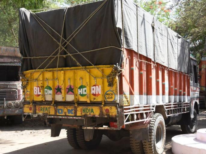 Dhule forest department seized a truck carrying illegal truck | धुळे वनविभागाने लाकडाची अवैध वाहतूक करणारा ट्रक पकडला Dhule forest department seized a truck carrying illegal truck | धुळे वनविभागाने लाकडाची अवैध वाहतूक करणारा ट्रक पकडला