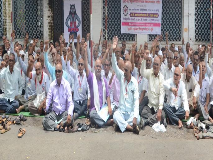 Attention to the pending demands of the retired employees of Dhule district | धुळे जिल्ह्यातील सेवानिवृत्त कर्मचा-यांनी मुंडण करत वेधले प्रलंबित मागण्यांकडे लक्ष