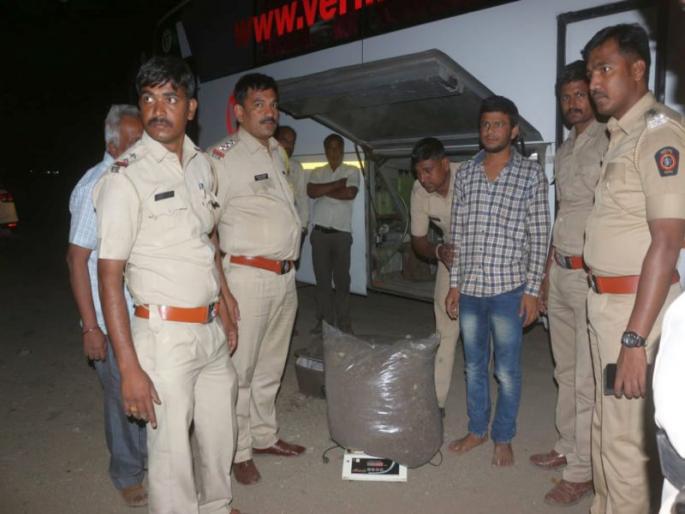 Apu was found in the Palaceser Blockade in the Travels | पळासनेर नाकाबंदीत ट्रॅव्हल्समध्ये आढळला अफू Apu was found in the Palaceser Blockade in the Travels | पळासनेर नाकाबंदीत ट्रॅव्हल्समध्ये आढळला अफू