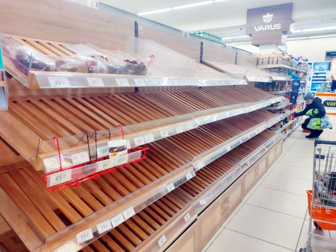 In the student bunker at Solapur; The malls in Ukraine are empty and the dining halls are empty | सोलापुरातील विद्यार्थी बंकरमध्ये; युक्रेनमधील मॉल रिकामे झाल्याने जेवणाचे होताहेत हाल In the student bunker at Solapur; The malls in Ukraine are empty and the dining halls are empty | सोलापुरातील विद्यार्थी बंकरमध्ये; युक्रेनमधील मॉल रिकामे झाल्याने जेवणाचे होताहेत हाल