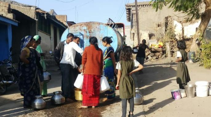 Water supply through tanker at Vajangaon | वाजगाव येथे टँकरद्वारे पाणीपुरवठा Water supply through tanker at Vajangaon | वाजगाव येथे टँकरद्वारे पाणीपुरवठा