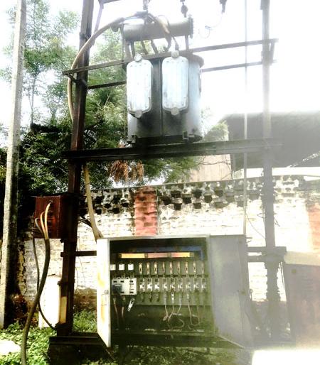 Many DP boxes open in Solapur city during monsoon! | ऐन पावसाळ्यात सोलापूर शहरातील अनेक डीपी बॉक्स सताड उघडे !