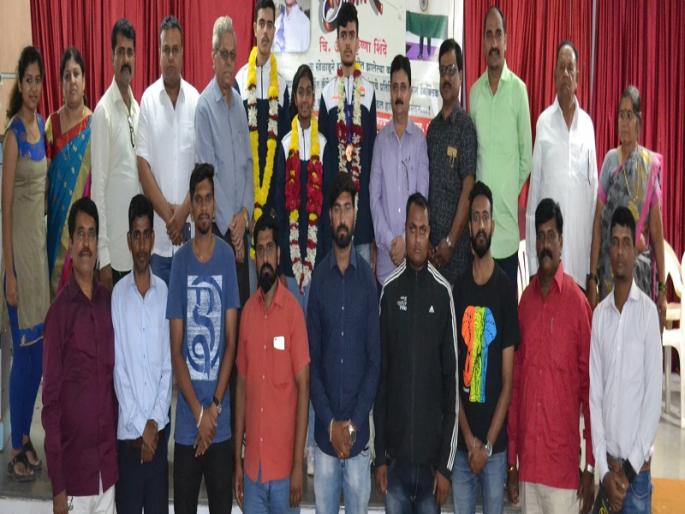 Commonwealth Games medalist Abhay Shinde wakes up | राष्ट्रकुल स्पर्धेतील पदकविजेत्या अभय शिंदेचे जंगी स्वागत Commonwealth Games medalist Abhay Shinde wakes up | राष्ट्रकुल स्पर्धेतील पदकविजेत्या अभय शिंदेचे जंगी स्वागत