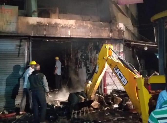 Hardware store fire at Health Temple in Ratnagiri | रत्नागिरीतील आरोग्य मंदिर येथे हार्डवेअरच्या दुकानाला आग Hardware store fire at Health Temple in Ratnagiri | रत्नागिरीतील आरोग्य मंदिर येथे हार्डवेअरच्या दुकानाला आग