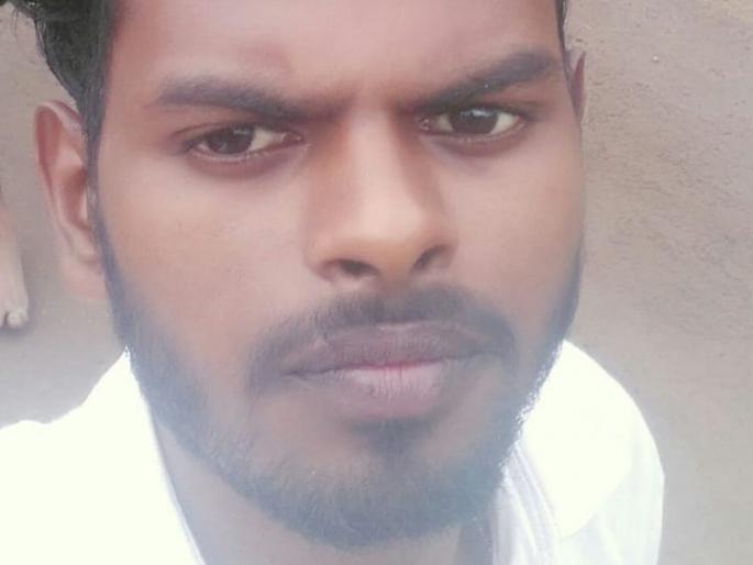 When the serpent blows, the young man's 'Ten Numbers' fight | सर्पाने फुस्कारल्यावर तरूणाचा ‘दस नंबरी’ लढा When the serpent blows, the young man's 'Ten Numbers' fight | सर्पाने फुस्कारल्यावर तरूणाचा ‘दस नंबरी’ लढा