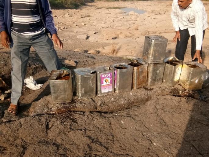 The villager rides on the river bedbutter | गिरणा नदीपात्रात गावठी दारूभट्टीवर छापा The villager rides on the river bedbutter | गिरणा नदीपात्रात गावठी दारूभट्टीवर छापा