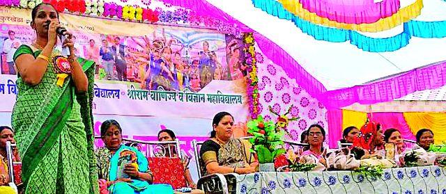 Women should be self-supporting and self-reliant | महिलांनी स्वावलंबी आणि आत्मनिर्भर बनावे Women should be self-supporting and self-reliant | महिलांनी स्वावलंबी आणि आत्मनिर्भर बनावे