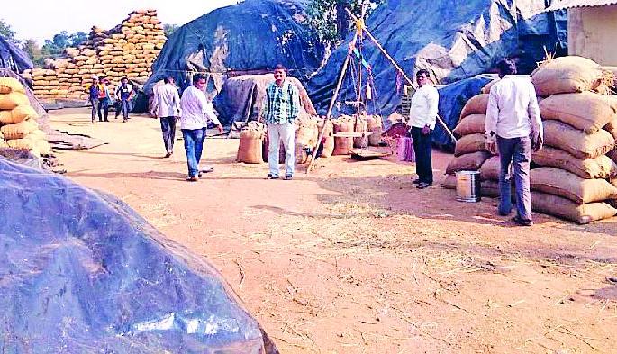 Lack of barbecue at center | केंद्रावर बारदान्याचा अभाव Lack of barbecue at center | केंद्रावर बारदान्याचा अभाव