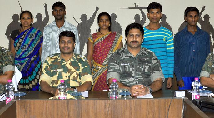 Surrender of five Naxalites with platoon commander Sanu and Rupi | प्लाटून कमांडर सैनू व रूपीसह पाच नक्षलवाद्यांचे आत्मसमर्पण Surrender of five Naxalites with platoon commander Sanu and Rupi | प्लाटून कमांडर सैनू व रूपीसह पाच नक्षलवाद्यांचे आत्मसमर्पण