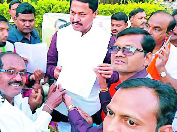 Include holistic education staff in the service | समग्र शिक्षा कर्मचाऱ्यांना सेवेत सामावून घ्या