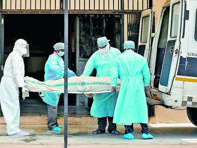 Relatives also turned their backs on his funeral | त्यांच्या अंत्यसंस्काराकडेही नातेवाईकांनी फिरविली पाठ Relatives also turned their backs on his funeral | त्यांच्या अंत्यसंस्काराकडेही नातेवाईकांनी फिरविली पाठ