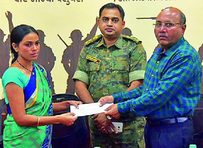 Delivery of help to martyr families | शहीद कुटुंबांना मदतीचे वितरण Delivery of help to martyr families | शहीद कुटुंबांना मदतीचे वितरण