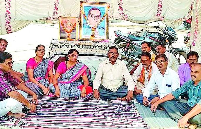 State Transport Corporation workers continue fasting | राज्य परिवहन महामंडळाच्या कामगारांचे उपाेषण सुरूच State Transport Corporation workers continue fasting | राज्य परिवहन महामंडळाच्या कामगारांचे उपाेषण सुरूच