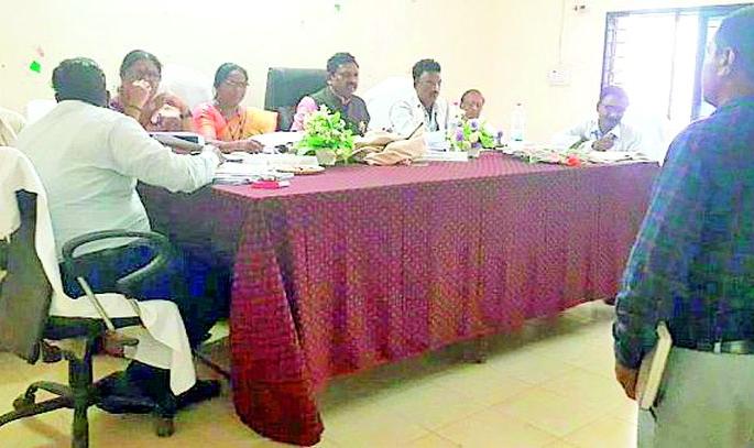Meeting of Ghajli departments on housing fund and farmers' issues | घरकूल निधी व शेतकऱ्यांच्या प्रश्नांवर गाजली विभागांची सभा Meeting of Ghajli departments on housing fund and farmers' issues | घरकूल निधी व शेतकऱ्यांच्या प्रश्नांवर गाजली विभागांची सभा