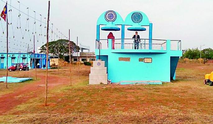 The development of the holy land by Babasaheb's leadership stops | बाबासाहेबांच्या पदस्पर्शाने पावन भूमीचा विकास रखडला