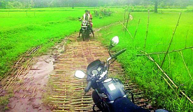 The child who had died in the stomach due to lack of the road | रस्त्याअभावी पोटातच दगावले बाळ The child who had died in the stomach due to lack of the road | रस्त्याअभावी पोटातच दगावले बाळ