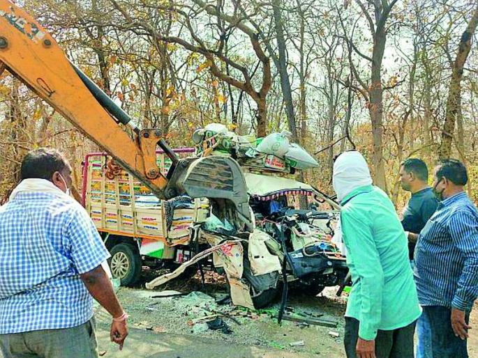 Five persons lost their lives in two accidents in the district on the eve of Haeli | हाेळीच्या पर्वावर जिल्ह्यातील दाेन अपघातांमध्ये पाच जणांनी गमावले जीव Five persons lost their lives in two accidents in the district on the eve of Haeli | हाेळीच्या पर्वावर जिल्ह्यातील दाेन अपघातांमध्ये पाच जणांनी गमावले जीव