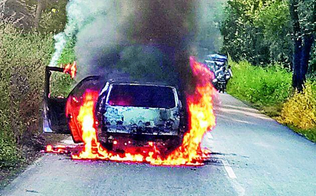 The abdomen came with a running car | धावत्या कारने घेतला पेट