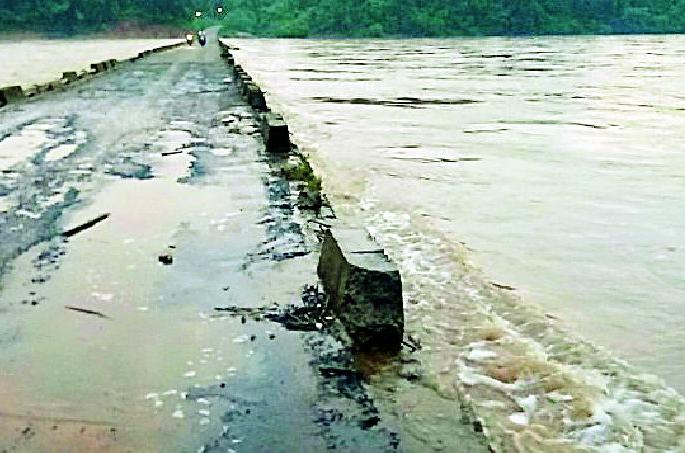 Bhamragad people live on the ground | भामरागडवासीयांचा जीव टांगणीला