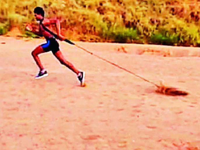 Lacking ground, they do physical exercises in the river basin | मैदानाअभावी ते नदीपात्रात करतात शारीरिक सराव Lacking ground, they do physical exercises in the river basin | मैदानाअभावी ते नदीपात्रात करतात शारीरिक सराव