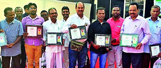 Gadchiroli farmers felicitate Nashik Agriculture Exhibition | नाशिकच्या कृषी प्रदर्शनात गडचिरोलीतील शेतकऱ्यांचा सत्कार Gadchiroli farmers felicitate Nashik Agriculture Exhibition | नाशिकच्या कृषी प्रदर्शनात गडचिरोलीतील शेतकऱ्यांचा सत्कार