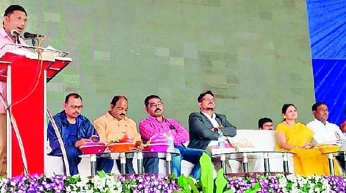 He will arrange the hall for the 51 divisions of the savings groups | बचतगटांच्या ५१ प्रभाग संघांसाठी सभागृहाची व्यवस्था करणार