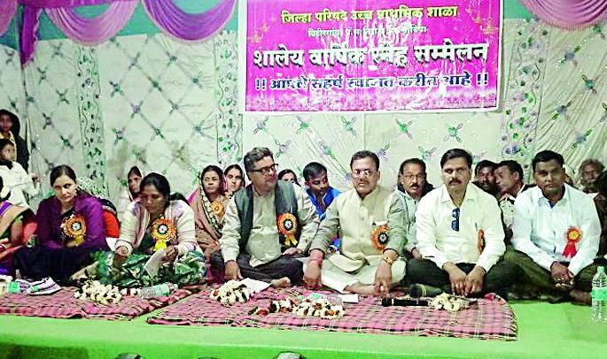 Another Mata school that kids make up is the school | मुलांना घडविणारी दुसरी माता शाळा होय Another Mata school that kids make up is the school | मुलांना घडविणारी दुसरी माता शाळा होय