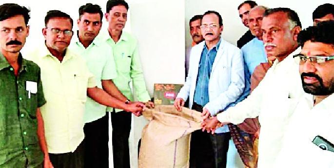 Launch of Paddy Purchase Center at the hands of Guardian Minister | पालकमंत्र्यांच्या हस्ते धान खरेदी केंद्राचा शुभारंभ Launch of Paddy Purchase Center at the hands of Guardian Minister | पालकमंत्र्यांच्या हस्ते धान खरेदी केंद्राचा शुभारंभ