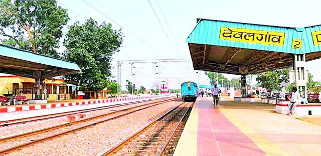 Create a pedestrian street and flyover at the railway station | रेल्वे स्थानकावर पादचारी मार्ग व उड्डाणपूल तयार करा Create a pedestrian street and flyover at the railway station | रेल्वे स्थानकावर पादचारी मार्ग व उड्डाणपूल तयार करा