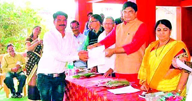 Fadnavis completed the word given by the government | फडणवीस सरकारने दिलेला शब्द पूर्ण केला Fadnavis completed the word given by the government | फडणवीस सरकारने दिलेला शब्द पूर्ण केला