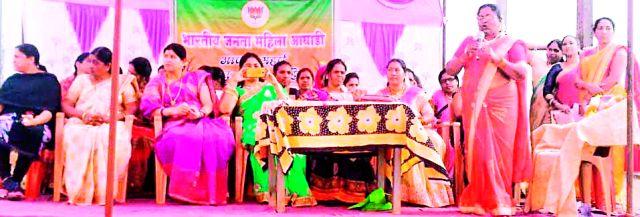 Women should come out of the house and represent society | महिलांनी घराबाहेर पडून समाजाचे प्रतिनिधित्व करावे Women should come out of the house and represent society | महिलांनी घराबाहेर पडून समाजाचे प्रतिनिधित्व करावे