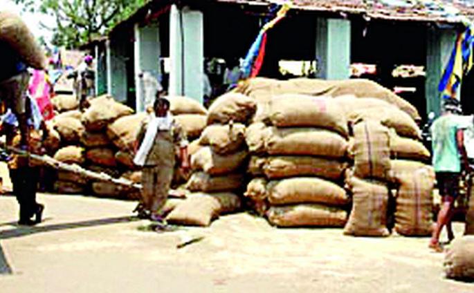 57,000 farmers roam for sale of paddy | ५७ हजार शेतकऱ्यांची धान विक्रीसाठी भटकंती