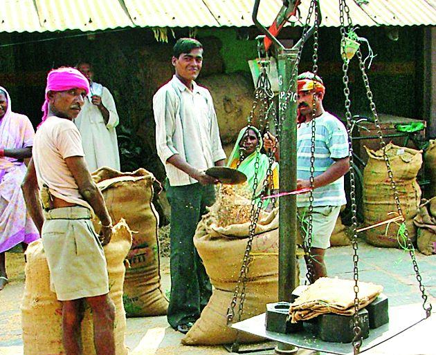 Inward decline on Government Paddy purchase center | शासकीय धान खरेदी केंद्रावरील आवक घटली Inward decline on Government Paddy purchase center | शासकीय धान खरेदी केंद्रावरील आवक घटली