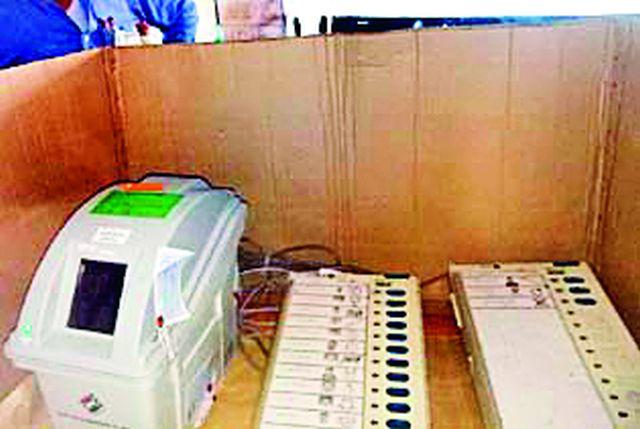 EVM interrupted and engineered runway | ईव्हीएममध्ये बिघाड अन् अभियंत्यांची धावपळ