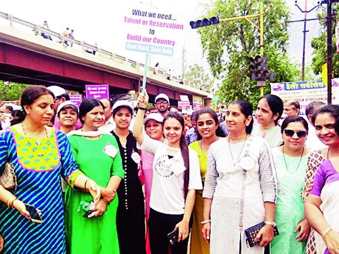 The historic rally is a gorgeous city | ऐतिहासिक रॅलीने गजबजली नगरी