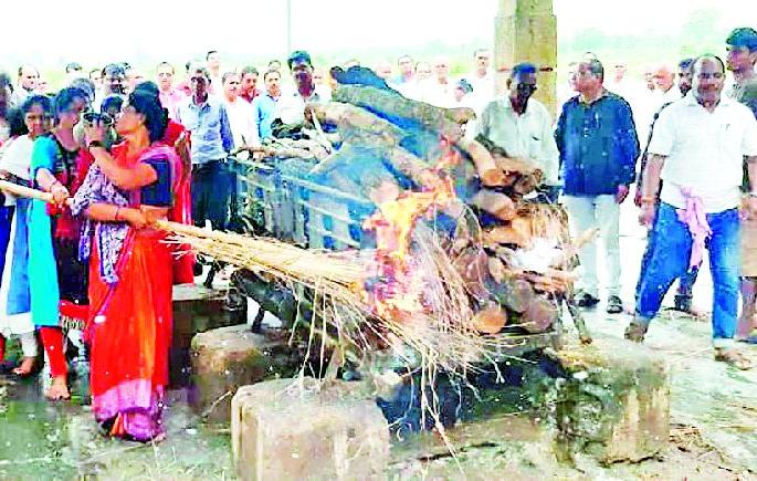 The girls gave their father Parthiva a fire | मुलींनी दिला वडिलांच्या पार्थिवाला अग्नी The girls gave their father Parthiva a fire | मुलींनी दिला वडिलांच्या पार्थिवाला अग्नी