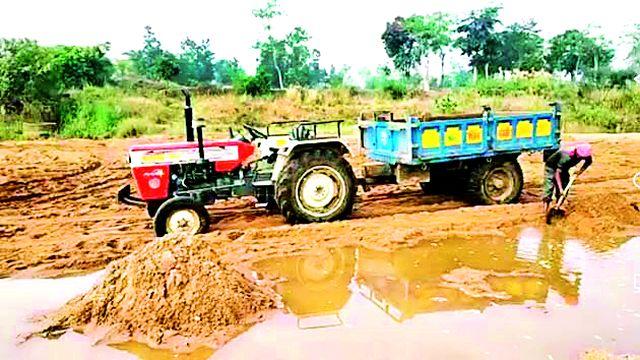 Shambhutola illegal sand evasion from the river Wagh | शंभूटोला वाघ नदीतून अवैध रेती चोरी Shambhutola illegal sand evasion from the river Wagh | शंभूटोला वाघ नदीतून अवैध रेती चोरी